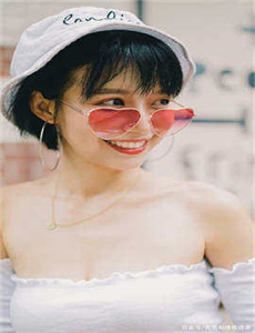 女孩向前走